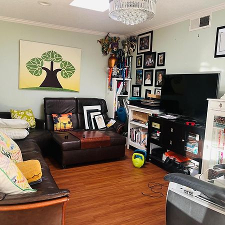 Costa Mesa Homestay - Private Rooms With 2 Shared Baths And Hosts Onsite Exterior photo